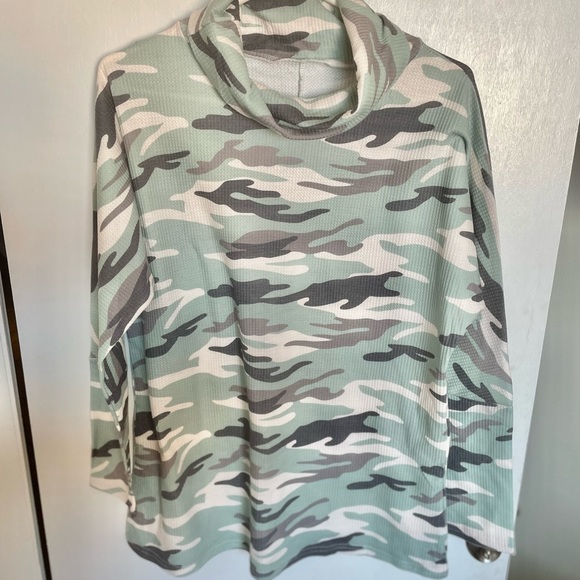 Camouflage Longsleeve Relaxed Turtleneck - Size M - Picture 5 of 11